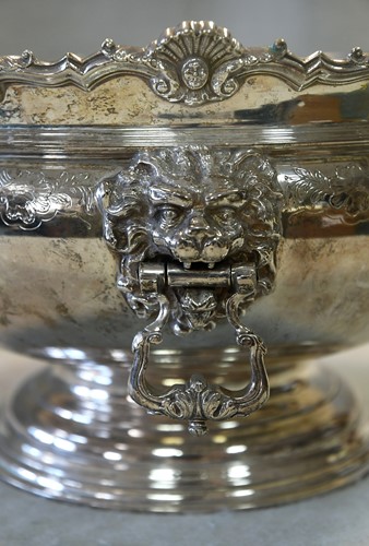 Lot 461 - A George V silver punch bowl