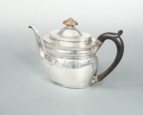 Lot 401 - A George III silver teapot