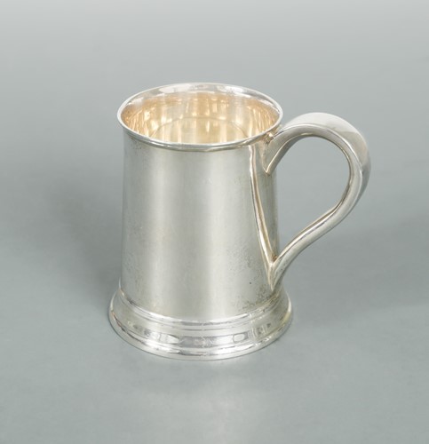 Lot 453 - A George V silver mug