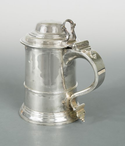 Lot 387 - A George II silver lidded tankard