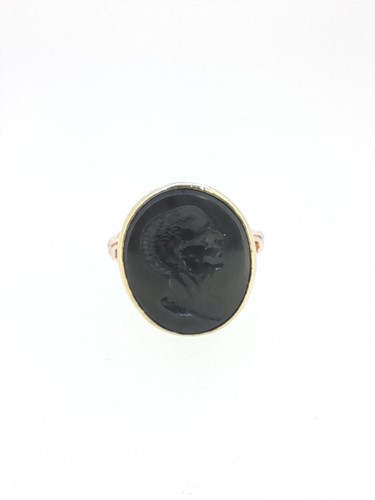 Lot 37 - A neoclassical intaglio ring