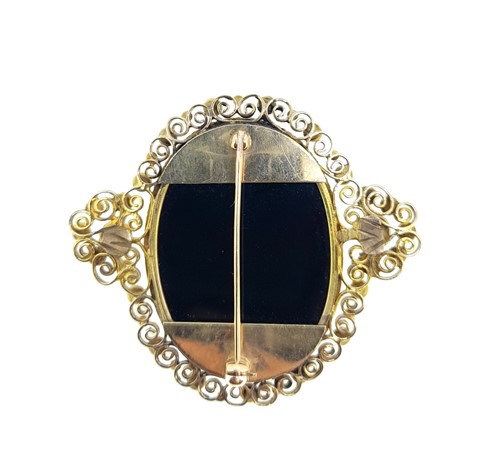 Lot 38 - A hardstone cameo brooch