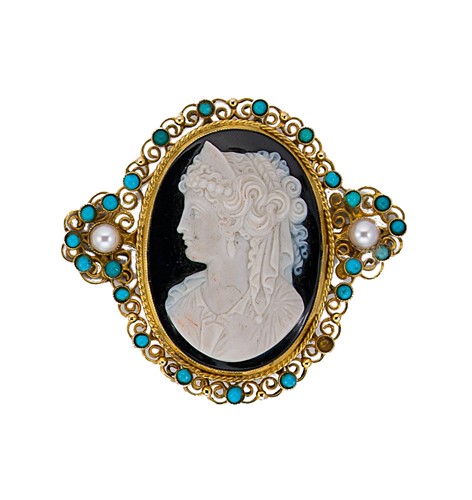 Lot 38 - A hardstone cameo brooch