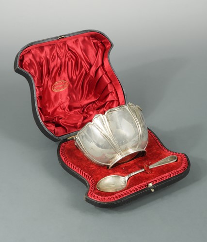 Lot 439 - An Edward VII silver Art Nouveau bowl with later spoon