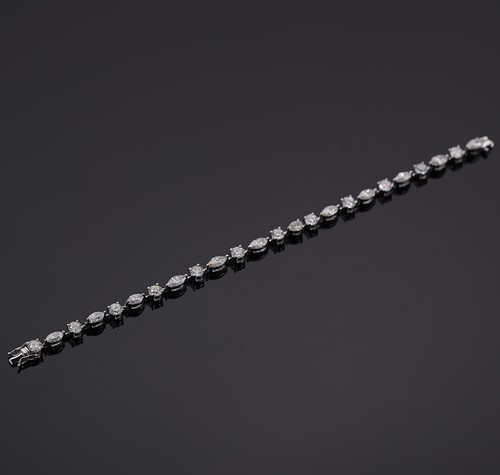 Lot 243 - A marquise and round brilliant cut diamond bracelet