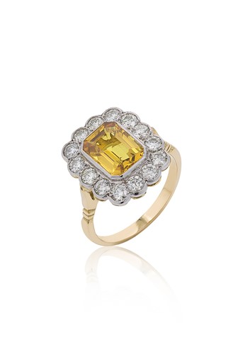 Lot 147 - A yellow sapphire and diamond cluster ring