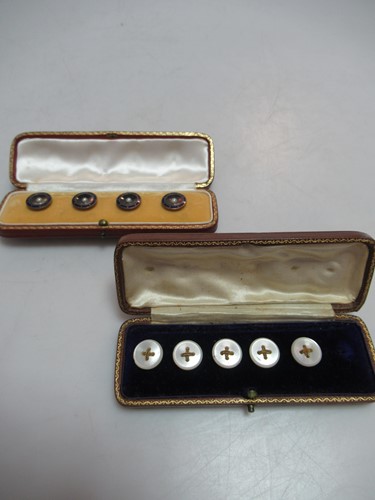 Lot 259 - A boxed set of five mother of pearl knot...