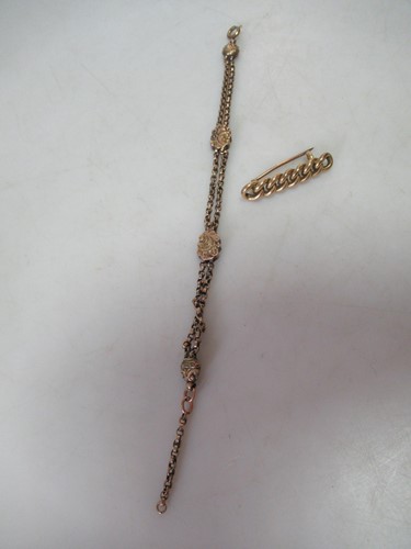 Lot 246 - A bar brooch stamped '15ct' 4.1g together with...