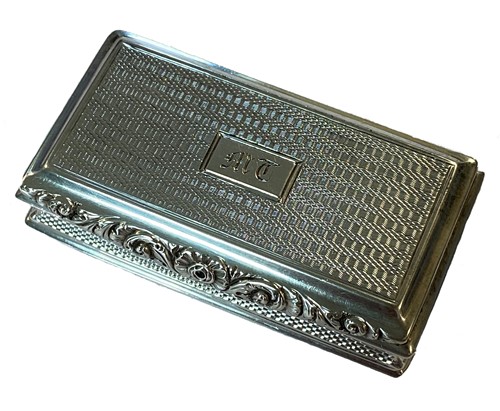 Lot 303 - A George IV silver snuff box