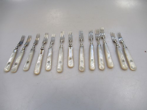 Lot 298 - 13 silver bladed dessert forks with mother of...