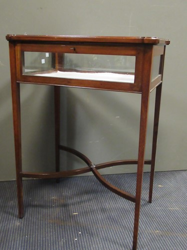Lot 427 - An Edwardian mahogany bijouterie table with...
