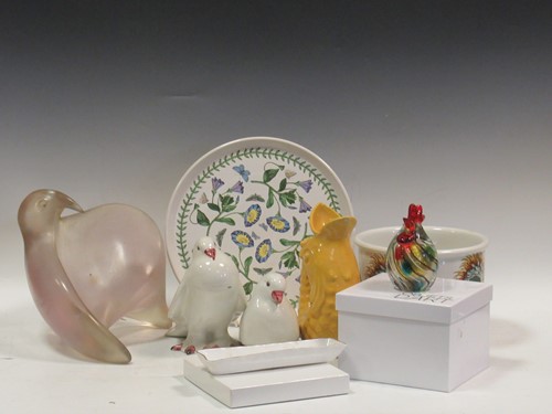 Lot 159 - A quantity of ceramics to include a pair of...