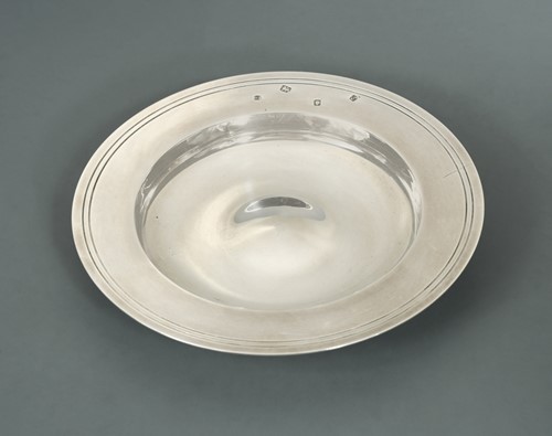 Lot 478 - A 20th century silver 'Armada' style dish