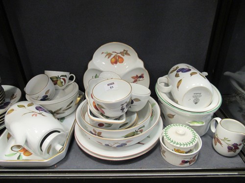 Lot 83 - A large quantity Worcester Evesham and...