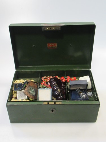 Lot 191 - A quantity of costume jewellery to include a...