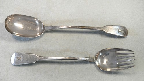 Lot 406 - A pair of George III silver salad servers