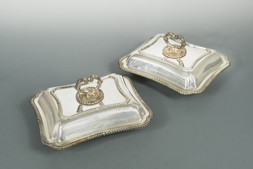 Lot 436 - A pair of Edward VII silver entrée dishes