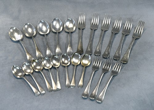 Lot 433 - An 18 piece harlequin set of Edward VII silver flatware with 4 additions