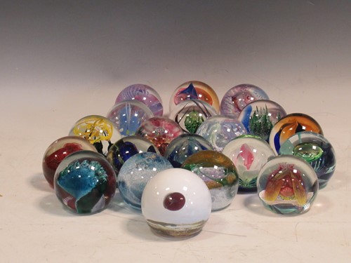 Lot 19 - A collection of mostly Caithness glass...