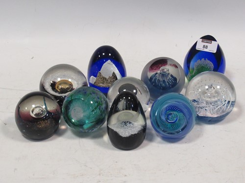 Lot 88 - Ten Caithness and Selkirk glass paperweights,...