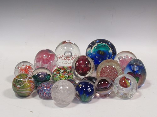 Lot 96 - Mixed modern glass paperweights, various sizes...