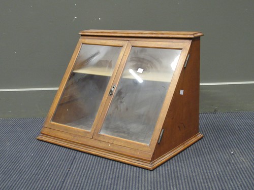 Lot 500 - A fret carved ebonised corner shelf and a...