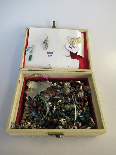 Lot 190 - A jewellery box containing an assortment of...