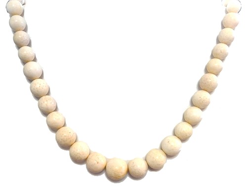 Lot 14 - A white coral bead necklace