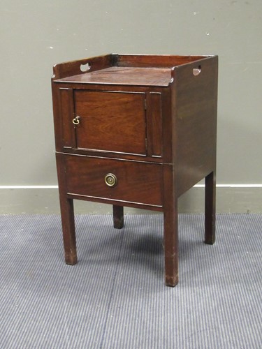 Lot 471 - A Georgian mahogany night cupboard/ bedside...