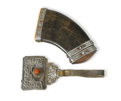 Lot 288 - A Tibetan carved horn and silver mounted snuff mull and lid, 19th century