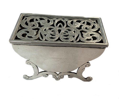 Lot 293 - An unusual George V silver table vinaigrette / pot-pourri container