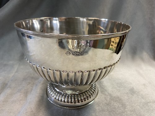 Lot 245 - A silver rose bowl 14.7ozt, 14 cm tall,...