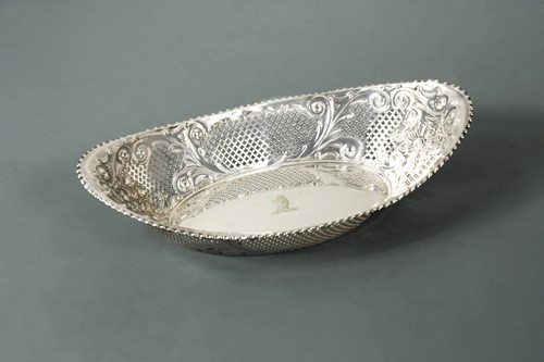 Lot 408 - A Victorian silver sweetmeat dish