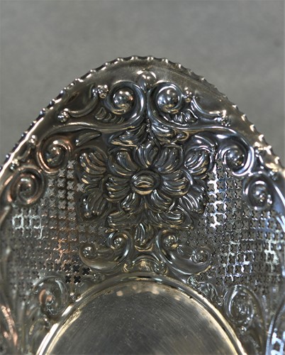 Lot 408 - A Victorian silver sweetmeat dish