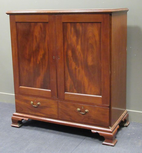 Lot 534 - A George III mahogany and oak dwarf linen...