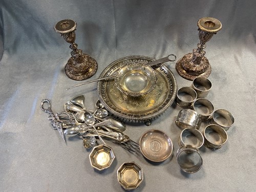 Lot 227 - A quantity of silver napkin rings and small...
