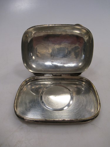 Lot 200 - A George V silver snuff box