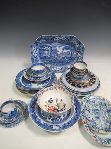 Lot 53 - Various antique blue and white cups, bowls,...