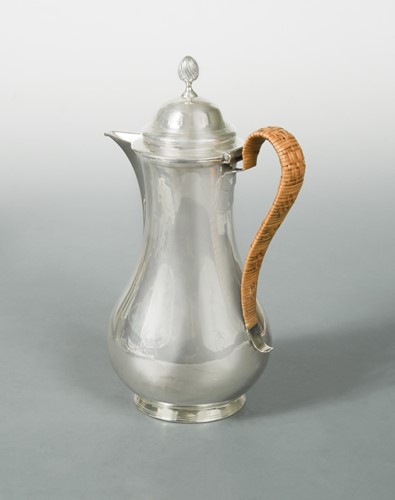 Lot 434 - An Edward VII silver coffee or hot water pot