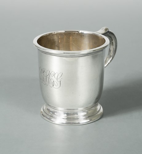 Lot 469 - A George V silver child's tankard
