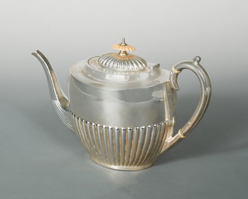 Lot 433 - A Victorian silver teapot