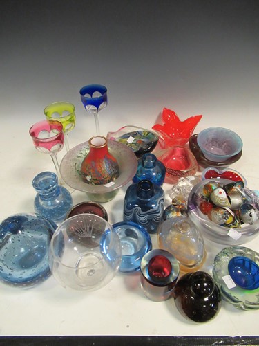 Lot 95 - Collection of 20th century art / studio glass,...
