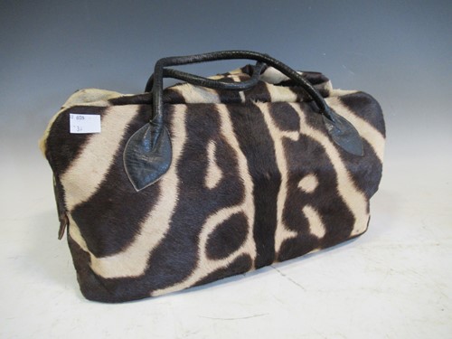 Lot 142 - A zebra skin handbag