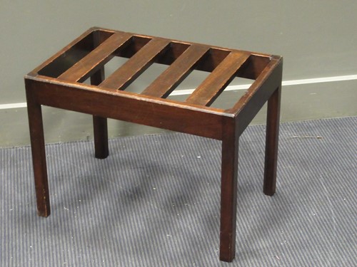 Lot 440 - A vintage Georgian style mahogany luggage stand