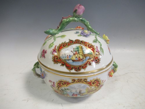 Lot 11 - A Dresden two-handled ecueille and cover,...