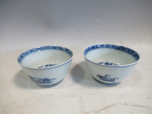 Lot 102 - A pair of 18th century Chinese blue and white...