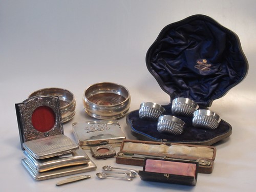 Lot 208 - A collection of silverware including a cased...