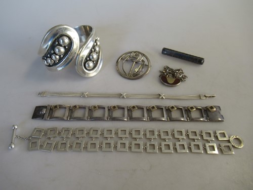 Lot 192 - A group of silver jewellery, including three...