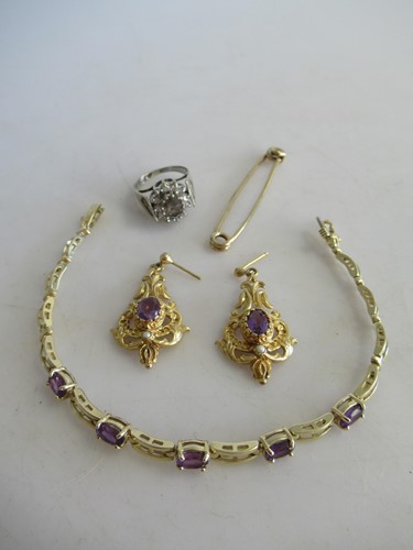 Lot 186 - A collection of jewellery including a stock...