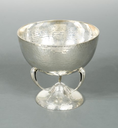Lot 462 - A George V 'Arts & Crafts' silver bowl